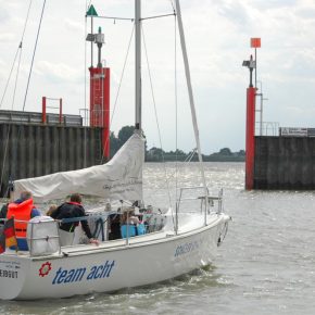 Segeln, Grillen und Fußball sind eine wirklich gute Kombination